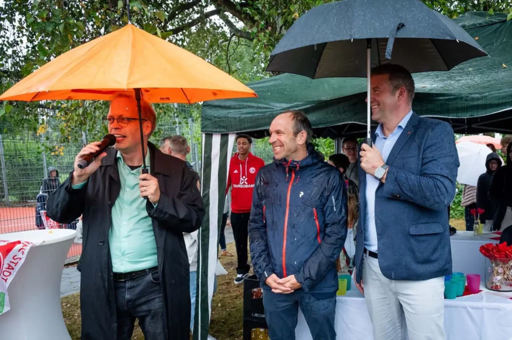 Ulrich Christenn von Aktion Lichtblicke, Fortuna-Chef Alexander Jobst und Schulleiter Benedikt Florian (von links) bei der feierlichen Einweihung. Foto: Dirk Bannert / Graf Recke Stiftung