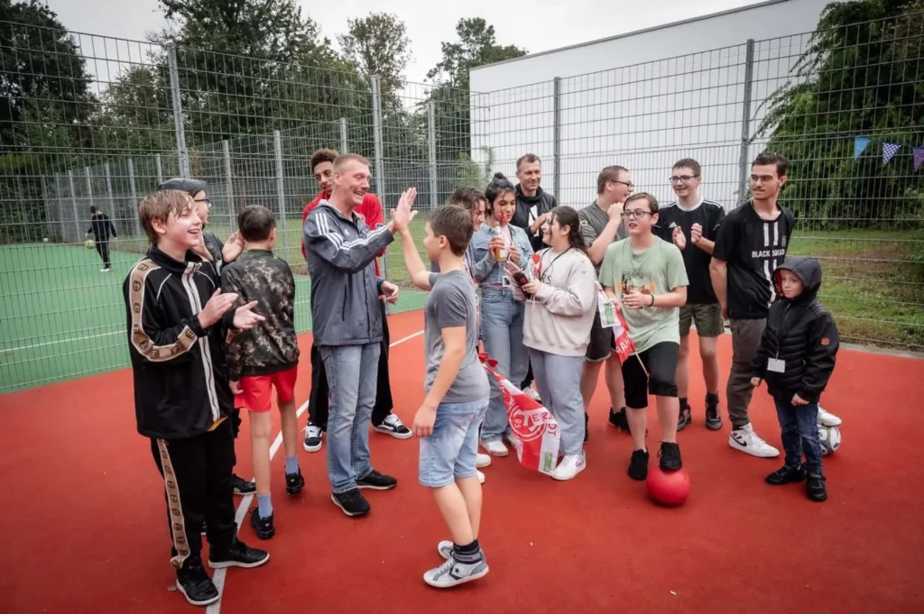 Axel Bellinghausen, Sima Suso und Oliver Fink begeistern die Jugendlichen auf dem Platz. Foto: Dirk Bannert / Graf Recke Stiftung