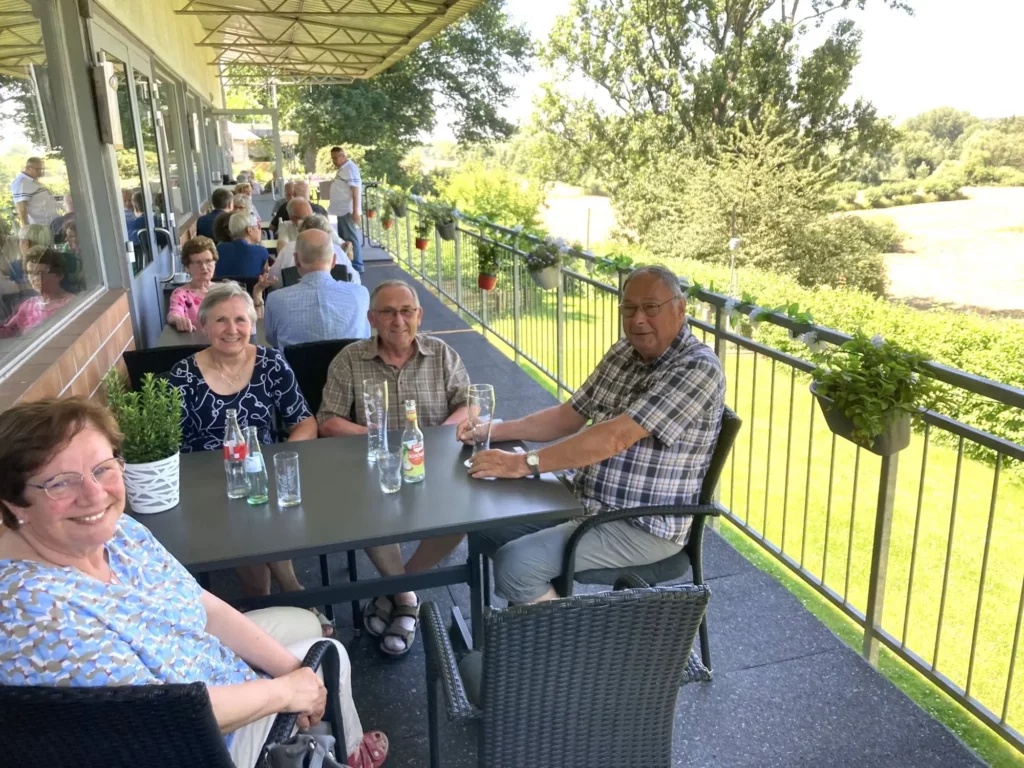 Auf der Terrasse des Bootshauses nahmen die Teilnehmenden der Bustour eine Stärkung zu sich – mit Blick auf den Rhein. Foto: sam