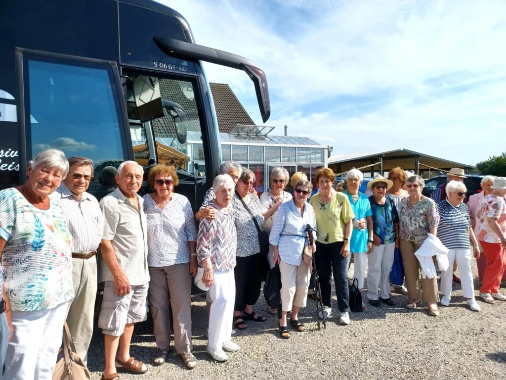 Die Busreise der AG 60+ nach Kerken fand großen Anklang. Das Foto zeigt einige der Teilnehmenden, rechts ist Charlotte Kann zu sehen. Foto: privat