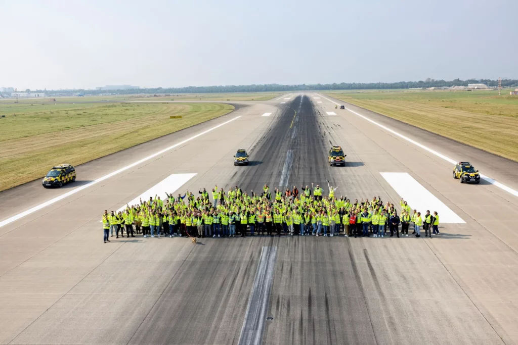 Rund 250 Teilnehmer des FOD-Walks auf der nördlichen Start- und Landebahn des Flughafens Düsseldorf. Foto: Flughafen Düsseldorf / Andreas Wiese