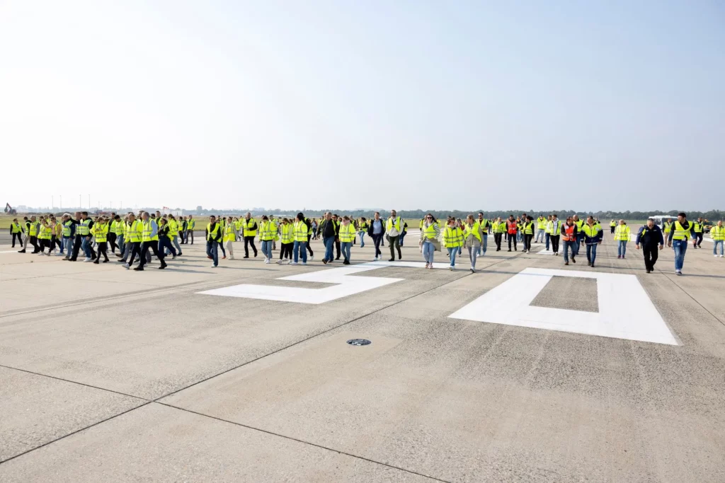 Die Teilnehmer des FOD-Walks durchsuchen die Rollbahn nach Fremdkörpern, um die Sicherheit zu erhöhen. Foto: Flughafen Düsseldorf / Andreas Wiese