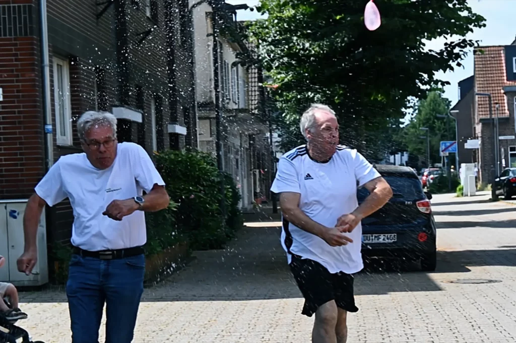 Was macht man nicht alles für den guten Zweck!? Rainer Kreh (links) und Michael Germ wurden mit Wasserbomben abgeworfen. Sie versuchten zwar auszuweichen, aber das gelang nicht immer. Foto: sam