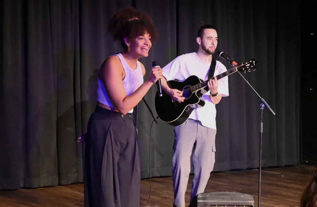 „Florence und Tarik“ brauchten nicht lange, um das jugendliche Publikum mit Songs zu begeistern. Foto: sam