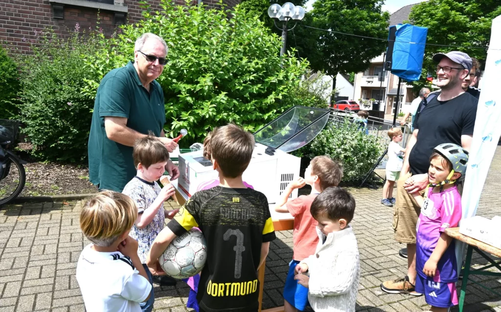 Michael Germ spendierte den Kindern leckeres Eis. Foto: sam