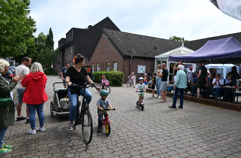 Ob alleine oder als Familie – alle hatten auf der 1,5 Kilometer langen Strecke durchs Dorf ihren Spaß. Foto: sam