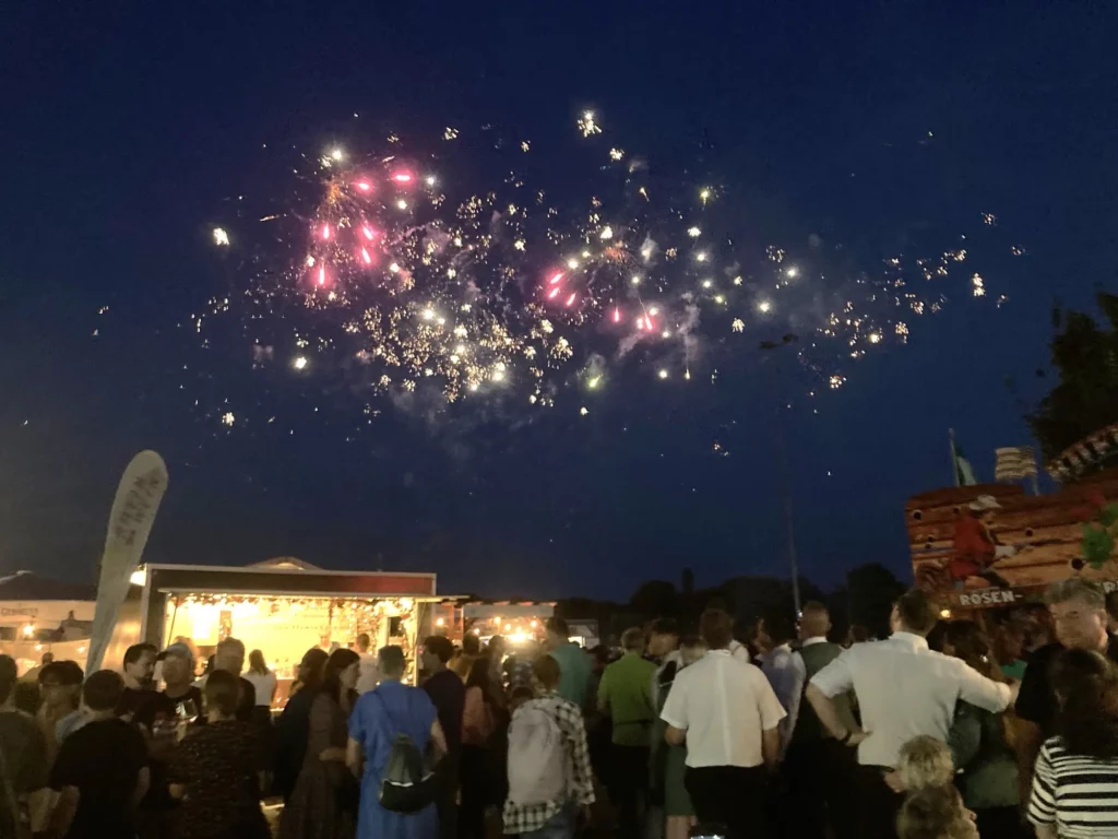 Das bunte Treiben am Himmel verfolgten am Samstagabend die zahlreichen Schützen-Gäste. Foto: sam