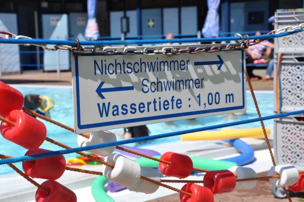 Das Schwimmbecken bei Flossen weg e.V. bietet sichere Bereiche für Schwimmer und Nichtschwimmer.