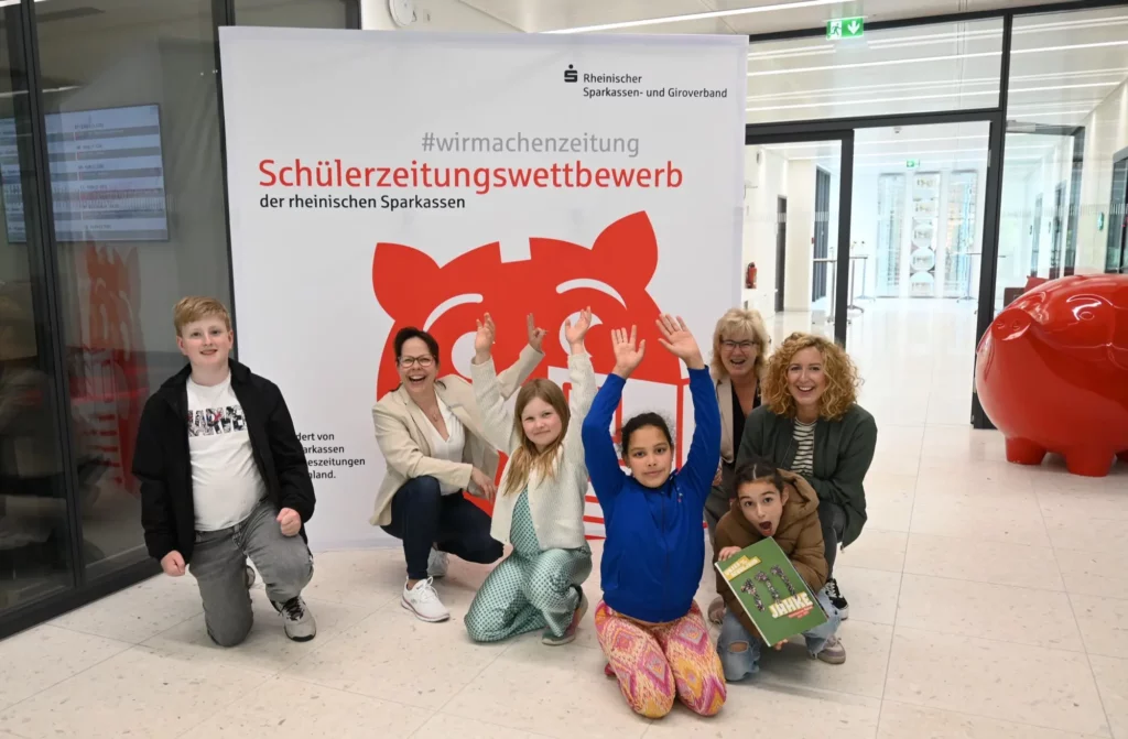 Die Freude über die zwei Auszeichnungen für die „Flinke Feder“ war riesig. Mit dabei: Layouterin Louisa Zeunert, AG-Leiterin Sabine Merz und Elke Hofmann vom Schulservice bei der Sparkasse Duisburg (hinten, von rechts). Foto: RSGV