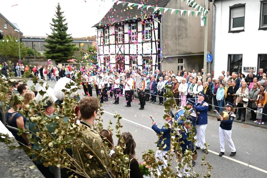 Viele Gäste klatschten bei der Parade am Sonntag Beifall. Foto: sam