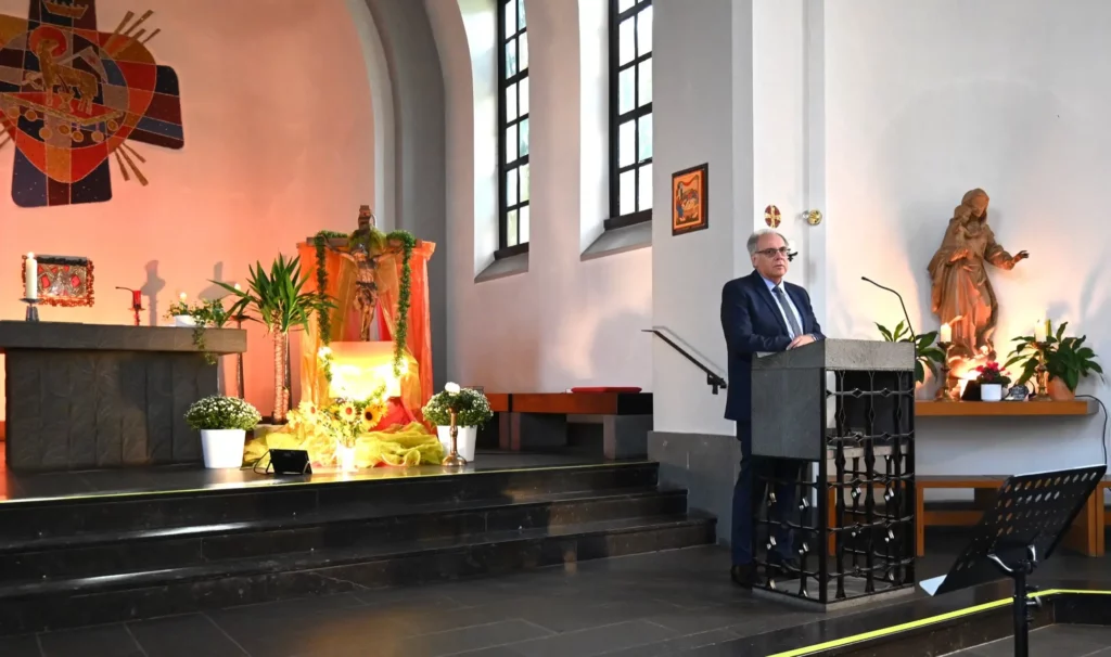 Als Vorsitzender des Fördervereins Herz-Jesu bedankte sich Michael Germ bei allen Helferinnen und Helfern, die den Vertrag ermöglicht haben. Foto: sam