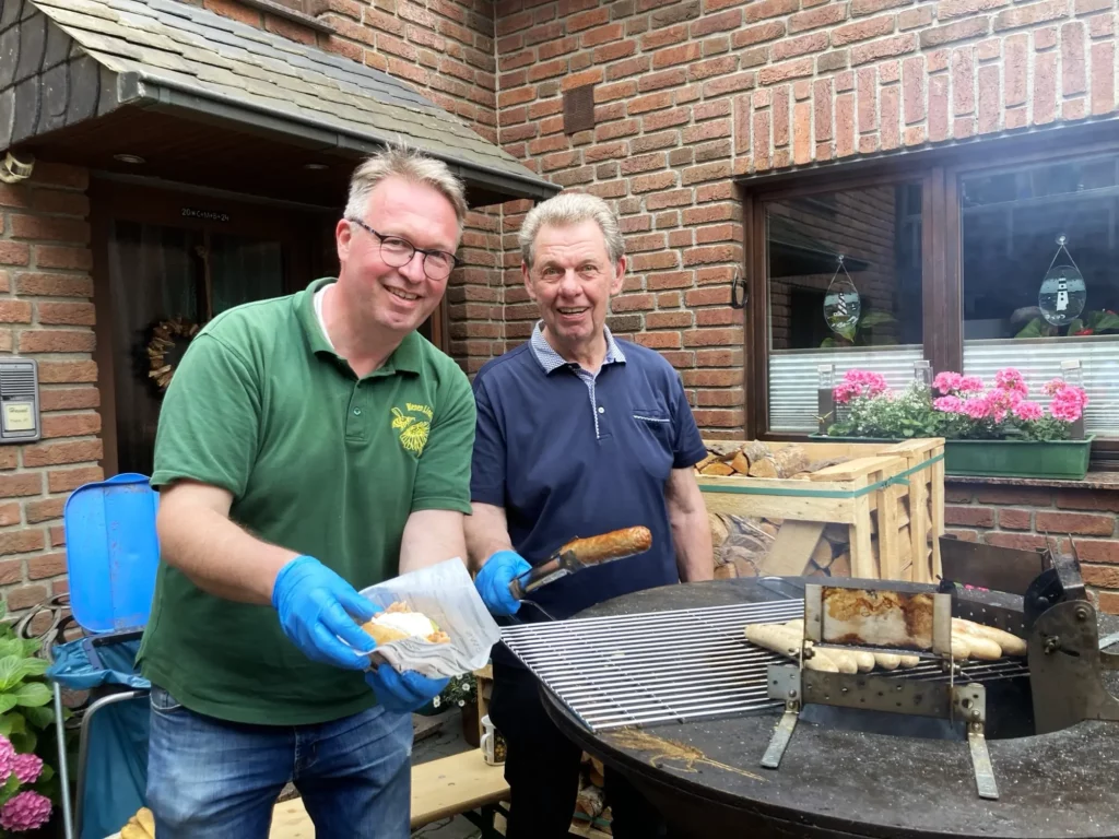 Vater und Sohn zauberten leckere Gerichte vom Grill: Stefan und Gerd Lindner. Foto: sam