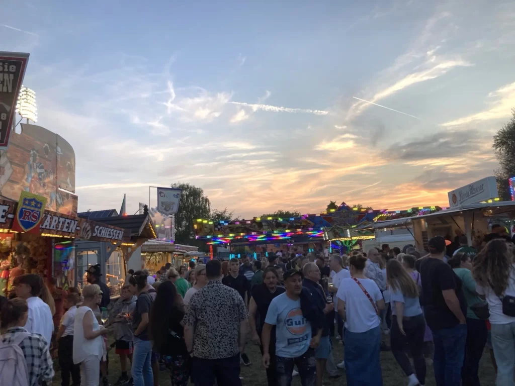 Eine herrliche Kulisse: So erstrahlte der Festplatz in Rahm nach dem Festumzug. Foto: sam