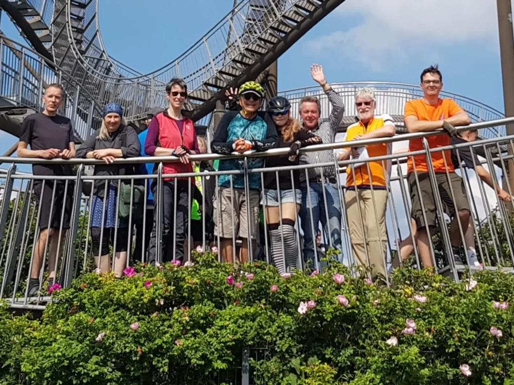 ADFC-Mitglieder und Gäste aus Brasilien genießen die Radtour vor dem Wahrzeichen Tiger & Turtle in Duisburg. Foto: ADFC