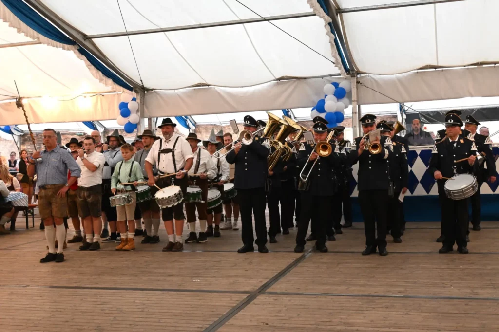 Das Tambourcorps Serm und die Schützenkapelle Neuss-Furth spielten die Schützen- und Würdenträger ins Festzelt ein. Foto: sam