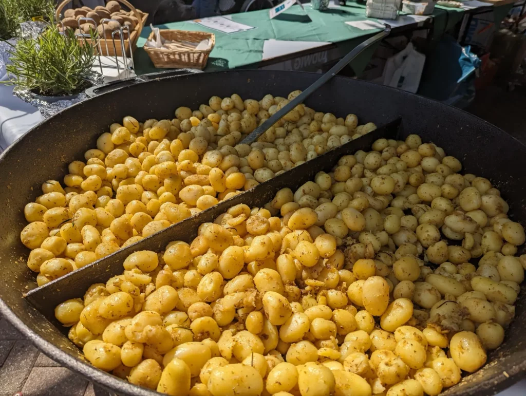 Ein großer Topf voller goldener, gebratener Kartoffeln, die auf dem Kaiserswerther Kartoffelfest frisch zubereitet werden.. Foto: ah