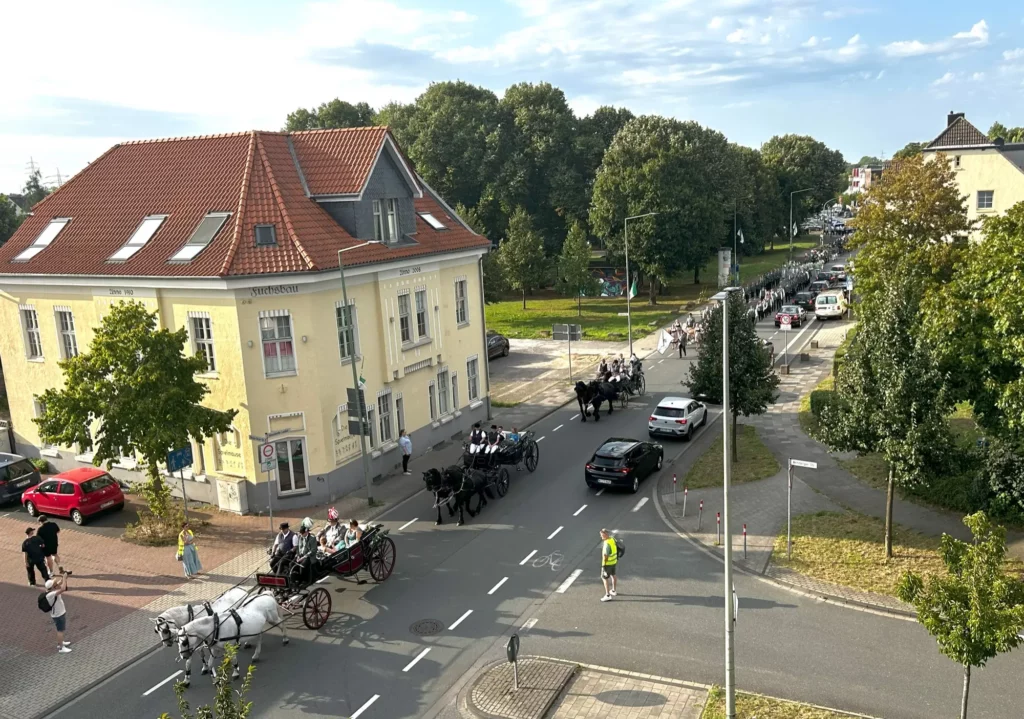 Drei Kutschen konnten die zahlreichen Zuschauerinnen und Zuschauer, die vom Straßenrand aus den Festumzug begleiteten, bewundern. Foto: privat