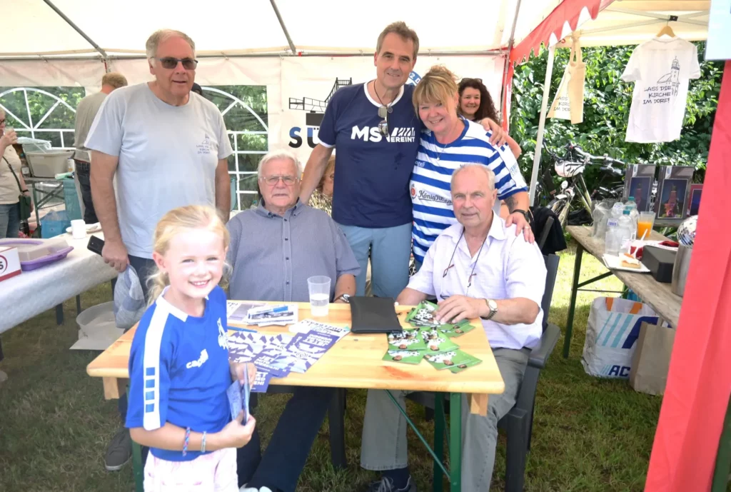 Louisa holte sich Autogramme von „Ennatz“ (rechts) und Dietmar Linders (links, sitzend). Mit dabei (von links): Michael Germ, MSV-Präsident Christian Stiefelhagen und Kirsten Brüning von den Süd- Zebras. Foto: sam