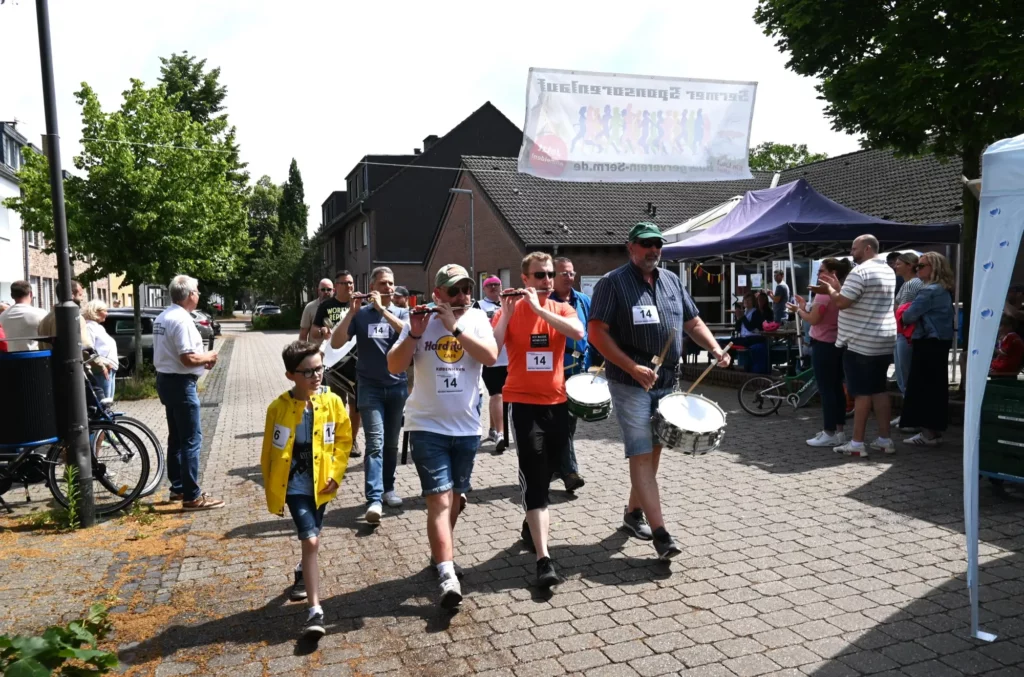 Sogar Mitglieder des Tambourcorps´ Serm beteiligten sich am Sponsorenlauf. Foto: sam