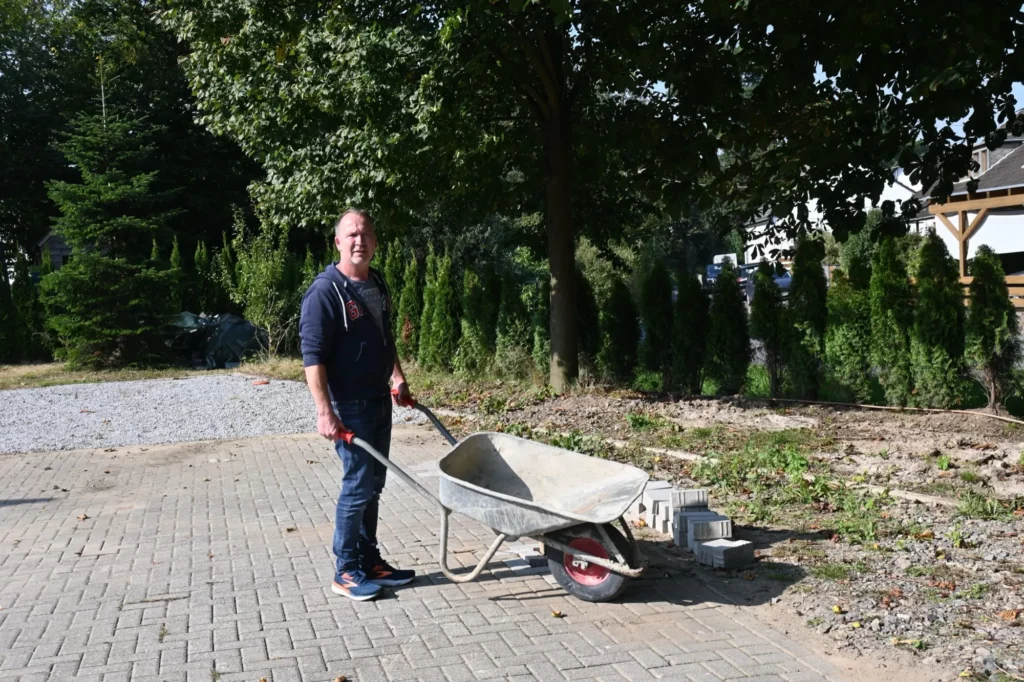 Holger Ostwald muss noch einiges vorbereiten, damit die Händler ab dem 19. Oktober auf dem Rahmer Wochenmarkt ihre Produkte anbieten können. Wer kann helfen? Foto: sam