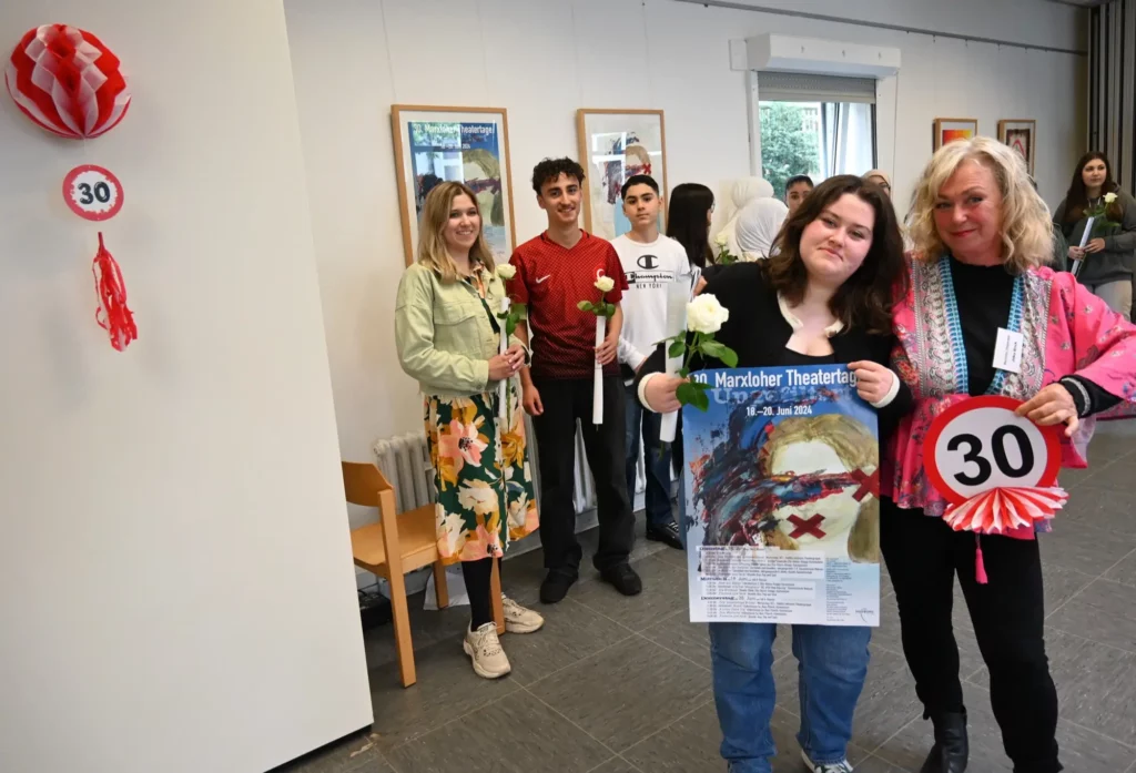 Moderatorin Jitka Brick präsentierte bei der Eröffnung der Plakatausstellung die Siegerin des Plakatwettbewerbs, Gyuler D. Foto: sam