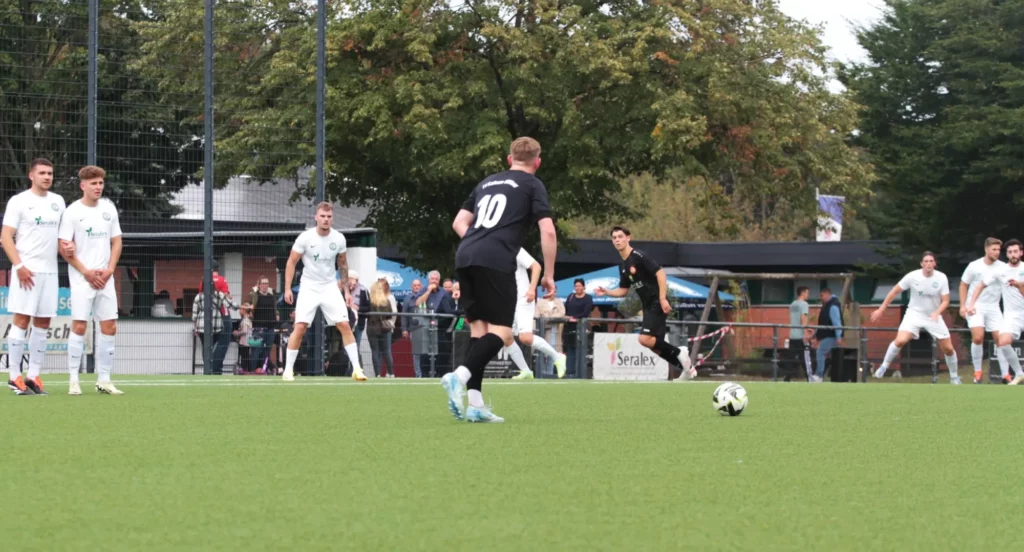 Auf der Platzanlage am Neusser Weg siegte die Heimmannschaft mit 3:1. Foto: Antje Eichwald