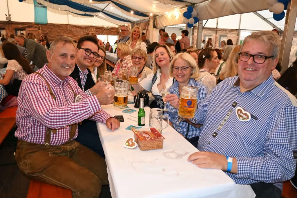 Vertreterinnen und Vertreter verschiedener Parteien können auch zusammen feiern! Foto: sam