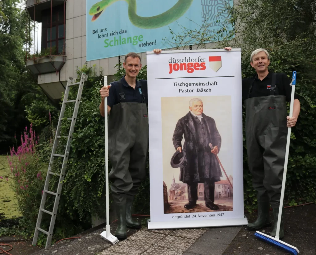 Die Mitglieder der TG Pastor Jääsch präsentieren stolz ihr Engagement für die Pflege der „Schneckenplastik“. Foto: Aquazoo Löbbecke Museum