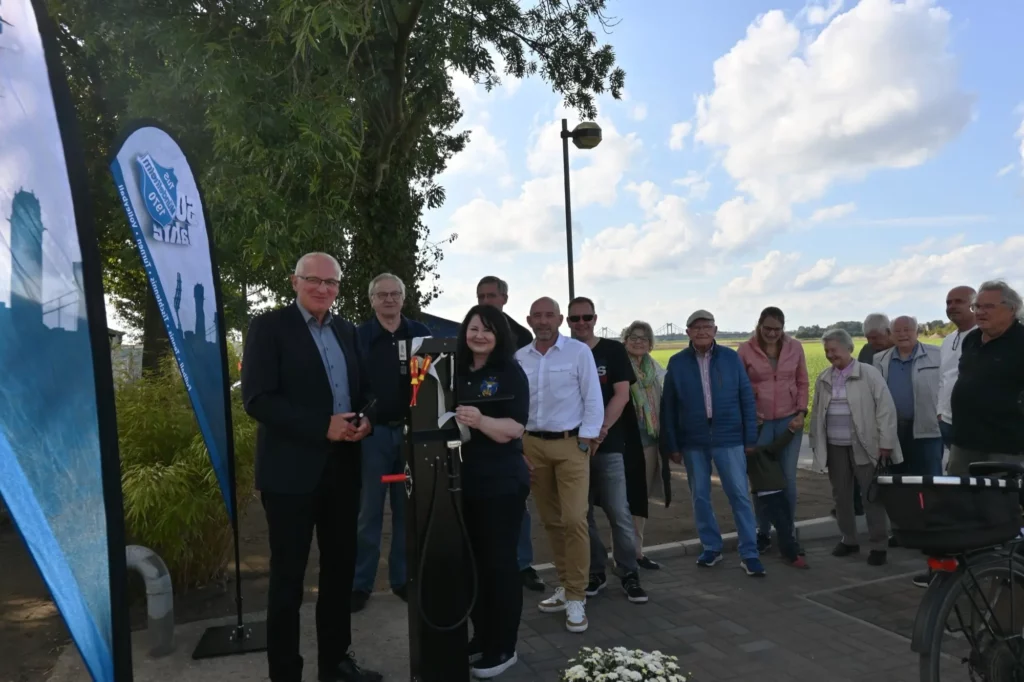 Mit Blick auf den Rhein steht die Service-Station für Radfahrende. Bei der Eröffnung waren dabei (von links): Andreas Vanek, Klaus Drechsler, Natalia Kabot und Rainer Stolzenberg. Foto: sam