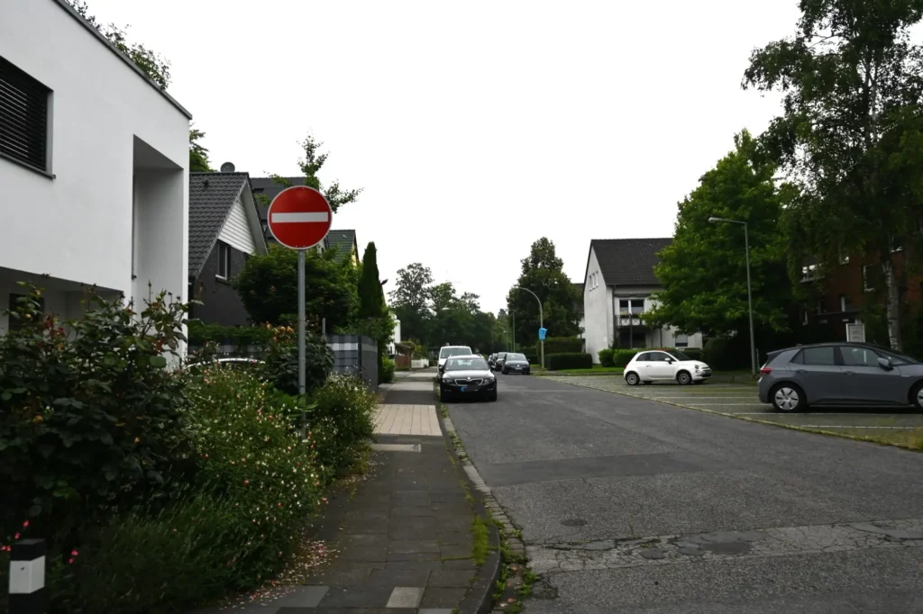 Die Albert-Schweitzer-Straße in Huckingen darf an der Grundschule derzeit nur in eine Richtung befahren werden. Foto: sam