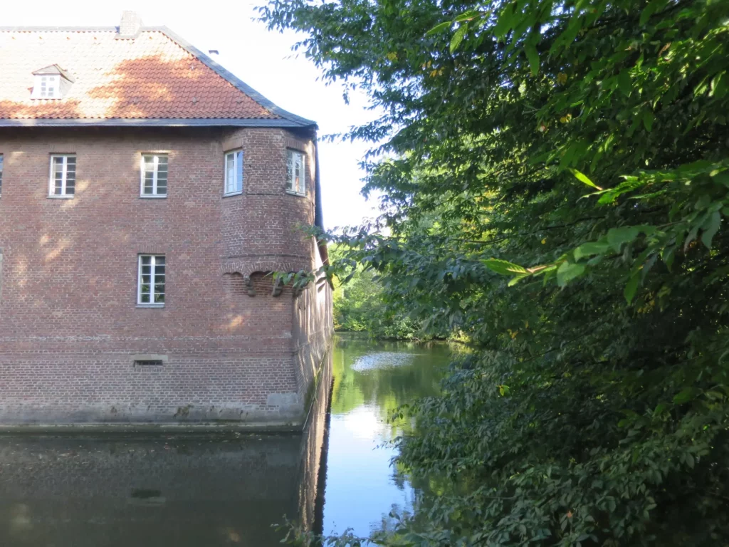 Dieser idyllische östliche Schlossgraben wird sich durch den Bau einer Fußgängerbrücke zur Tiefgarage an der Oberdorfstraße und den Vorbau von zwei Balkonen ändern. Foto: hs