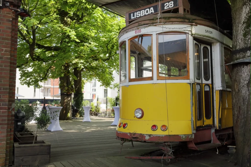 Eine nostalgische gelbe Straßenbahn aus Lissabon, die auf dem Gelände der Veranstaltung "Trödel & Genuss" in Düsseldorf-Kaiserswerth steht. Foto: Michael Quack