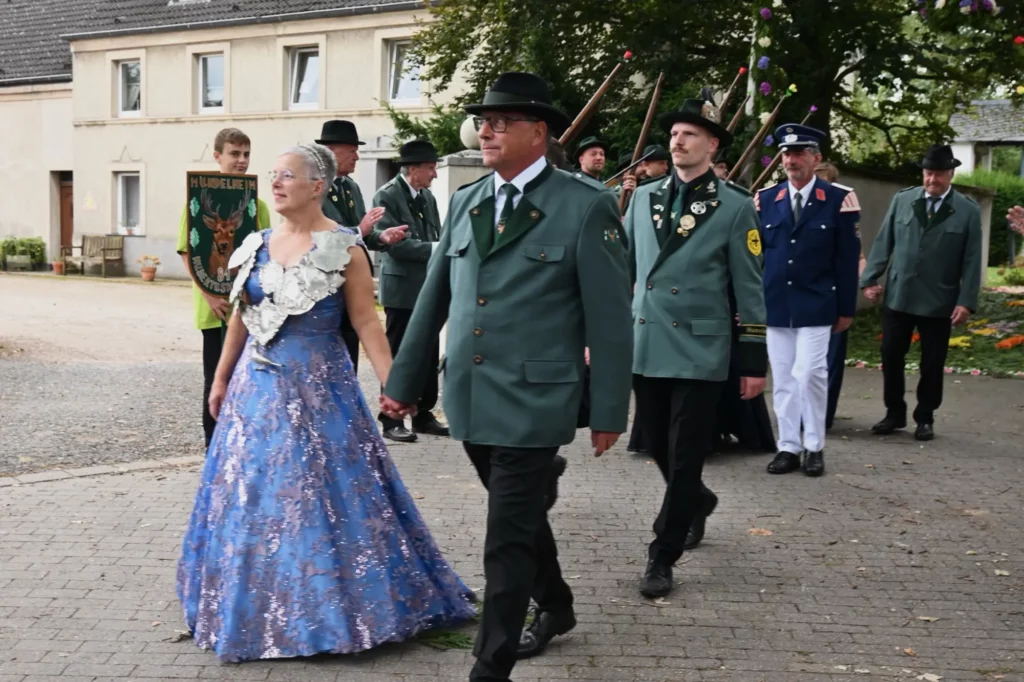 Königin Christine Wickinghoff und ihr Prinzgemahl Ulrich Wickinghoff wurden an der Kirche St. Dionysius abgeholt und mussten zunächst durch ein Spalier gehen. Foto: sam