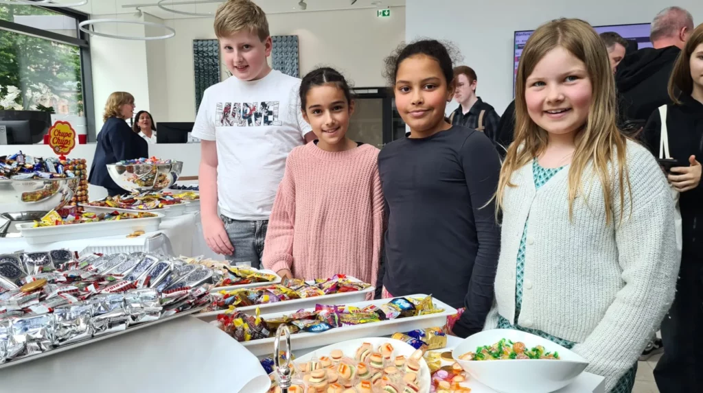 Wow, was für ein Süßigkeiten-Buffet! Hier stärkten sich die Rahmer Kinder, bevor es nach wieder nach Hause ging. Foto: Sparkasse Duisburg, Elke Hofmann