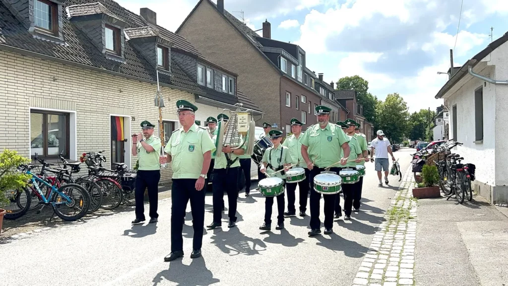 Als Überraschung für Sabine und Stefan Lindner sowie das Roth-Team spielte nachmittags das Tambourcorps Serm auf. Foto: privat