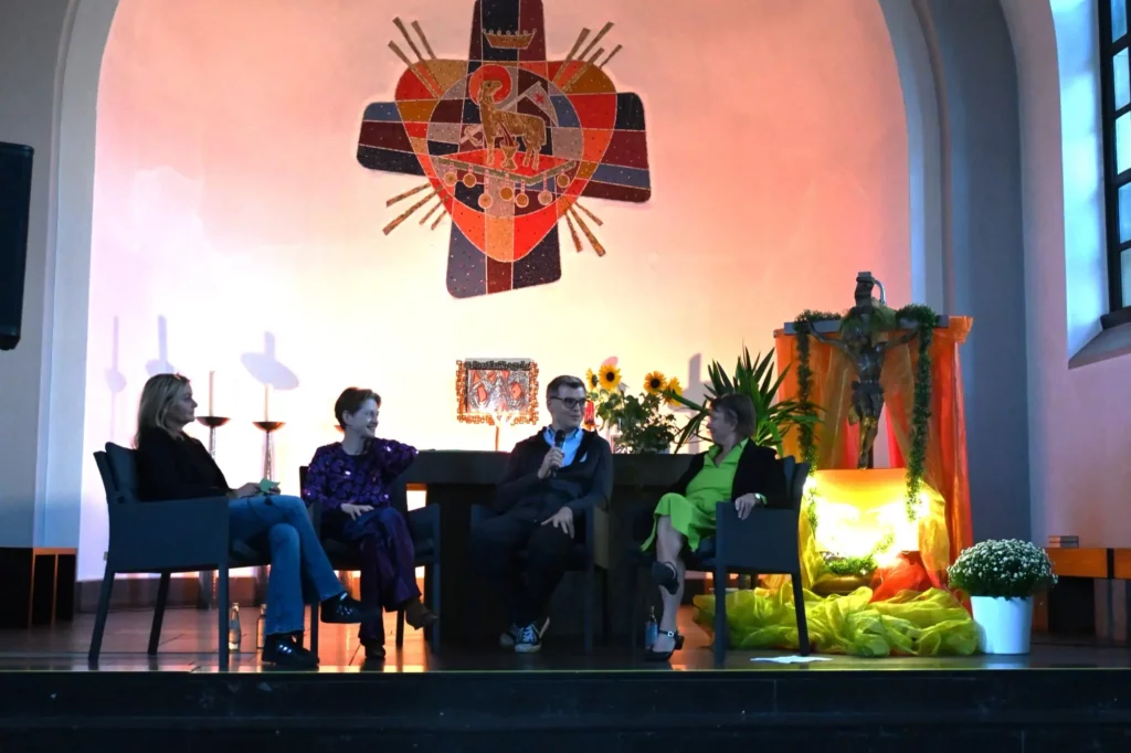 Interessante Impulse kamen aus der Talkrunde, die Carmen Kaiser, Dr. Ulrike Brenning, Alexander Hartmann und Andrea Wagner-Bahr bestritten. Foto: sam