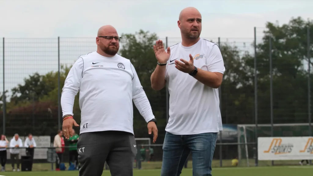 LSV-Trainer Niko Tzakiris (rechts) und sein Bruder Kosta Tzakiris, der als Co-Trainer agiert, hatten Grund zur Freude. Foto: Antje Eichwald