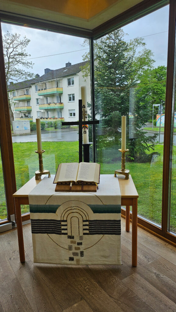 Der Altar steht im Gemeindesaal – dort finden bis Mitte Mai die Gottesdienste statt. Fotos: www.evgds.de.
