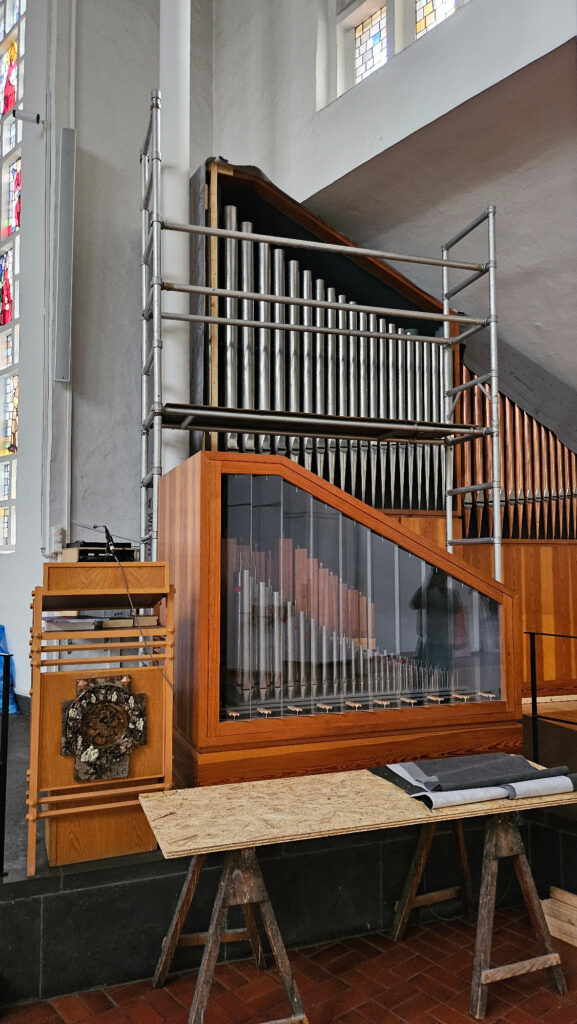 Gut geschützt vor Staub und Dreck ist die Orgel. Fotos: www.evgds.de.