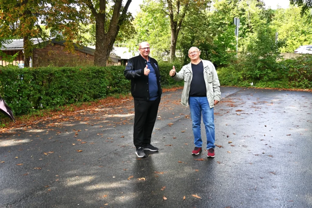 In der Ecke dieses Parkplatzes, nahe am noch geöffneten Edeka-Markt, könnten sich Jürgen (rechts) und Torsten te Paß gut vorstellen, dass hier mehrere Stände mit frischen Lebensmitteln aufgebaut werden könnten. Wer hat Interesse? Foto: sam