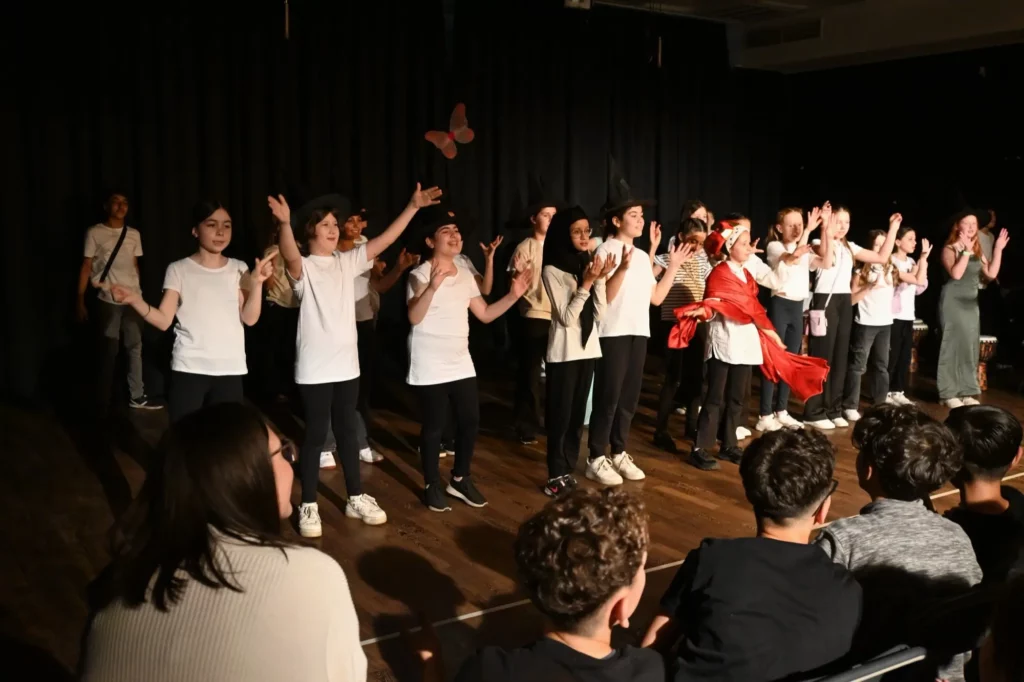 Die Kulturklasse 5a des Max-Planck-Gymnasiums präsentierte ihr Stück „Drei Wünsche“ voller
Spielfreude. Foto: sam