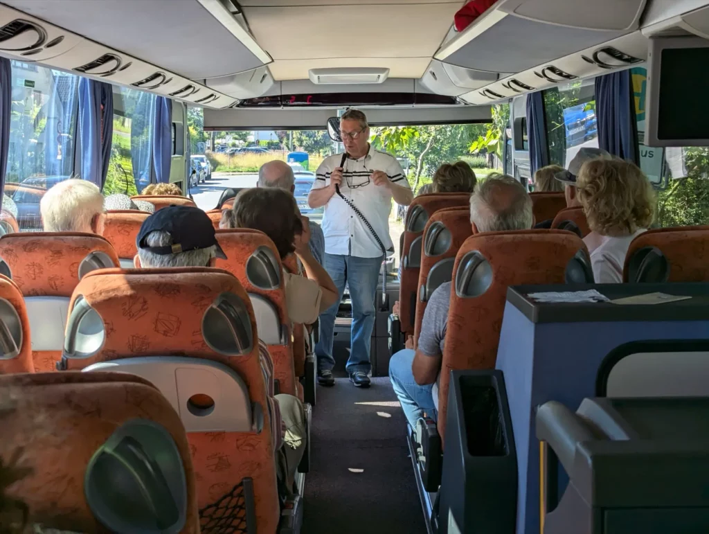 Udo Scharf vermittelt spannende Einblicke während der heimatkundlichen Bustour durch Duisburg. Foto: ah