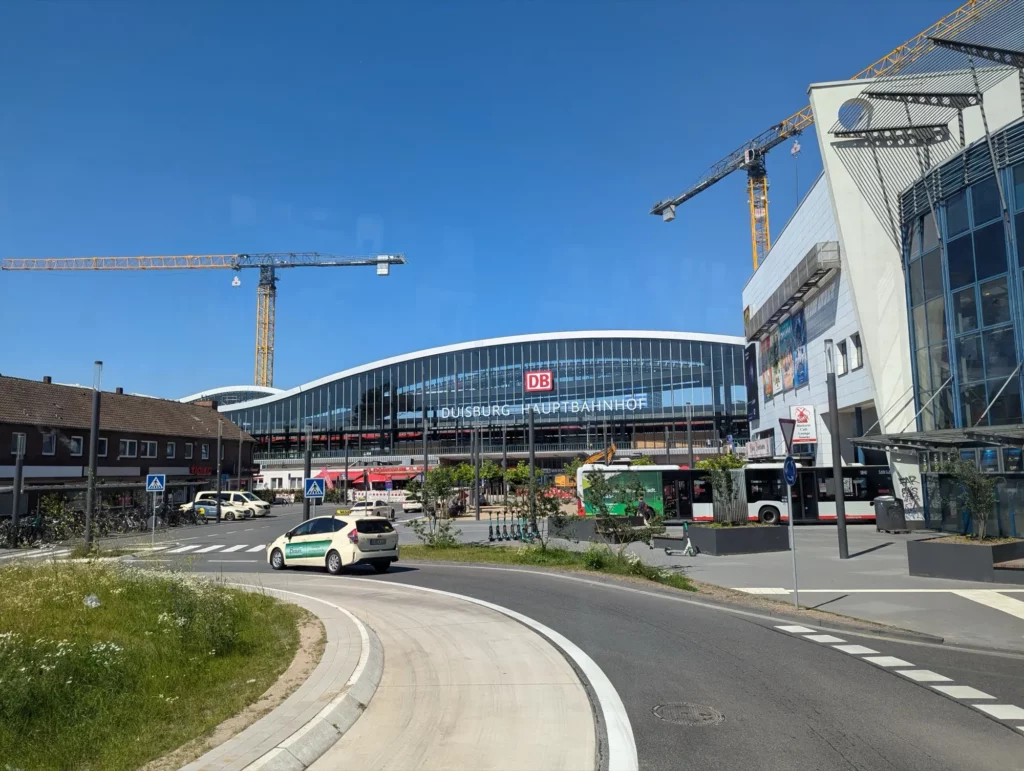 Der neu gestaltete Osteingang des Hauptbahnhofs mit wellenförmigen Strukturen wurde von allen Businsassen als gelungen empfunden. Foto: ah