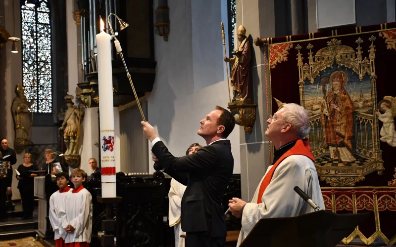 Oberbürgermeister Dr. Stephan Keller entzündet die Apollinaris-Kerze während der festlichen Vesper in der Basilika St. Lambertus. Foto: Sabine Polster