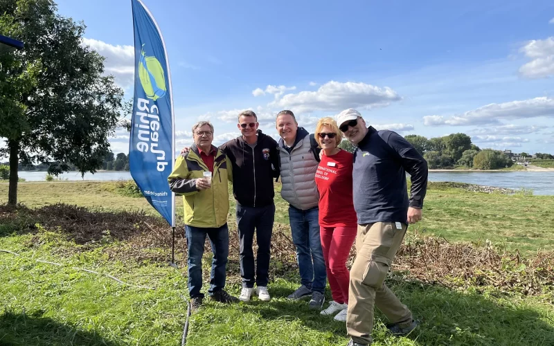 Das Organisationsteam des Rhine Cleanup in Kaiserswerth freut sich über das gelungene Event bei sonnigem Wetter direkt am Rhein. Foto: Christoph Rosorius