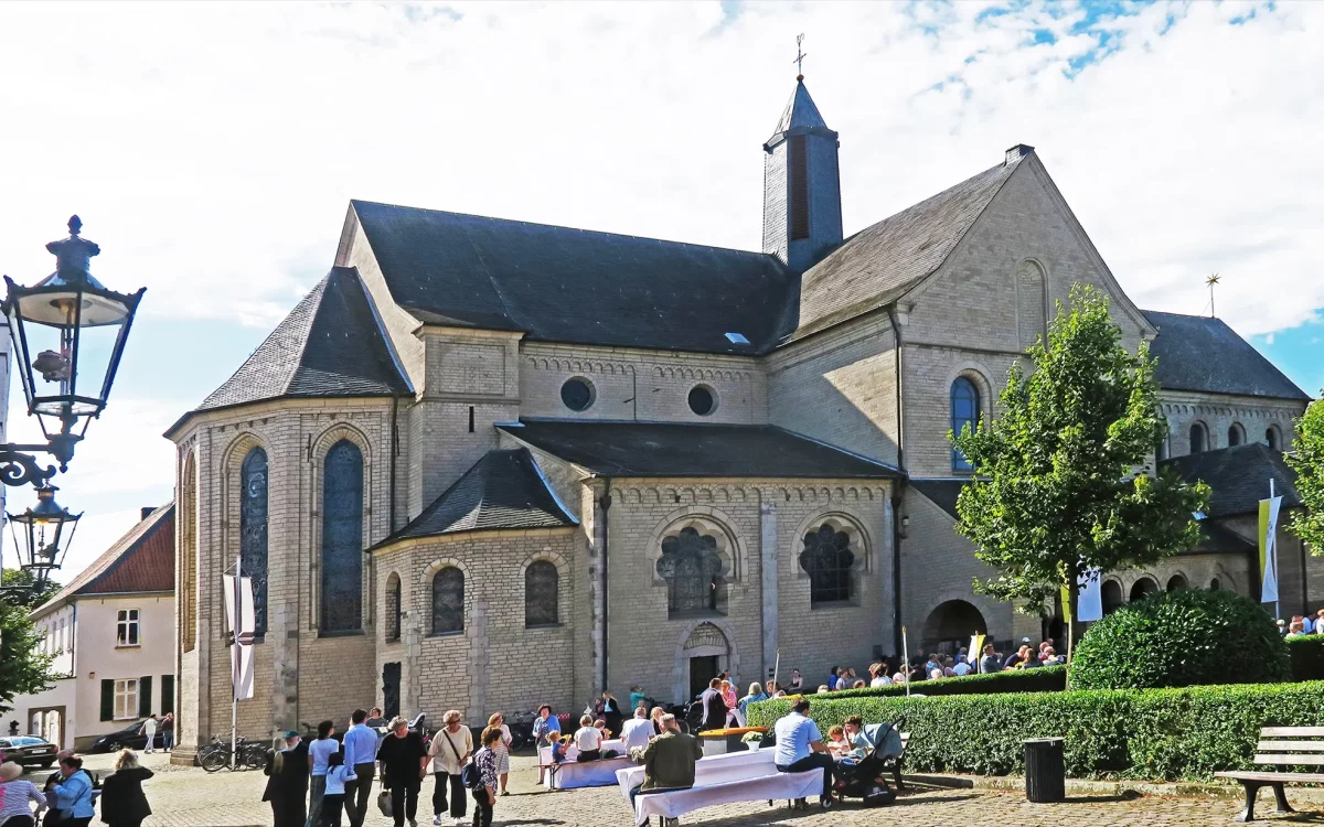 Pfarrkirche für den gesamten Düsseldorfer Norden soll die St.-Suitbertus-Basilika in Kaiserswerth werden – hier am 8. September beim Patronatsfest auf dem Stiftsplatz. Foto: Hans-Dieter Budde