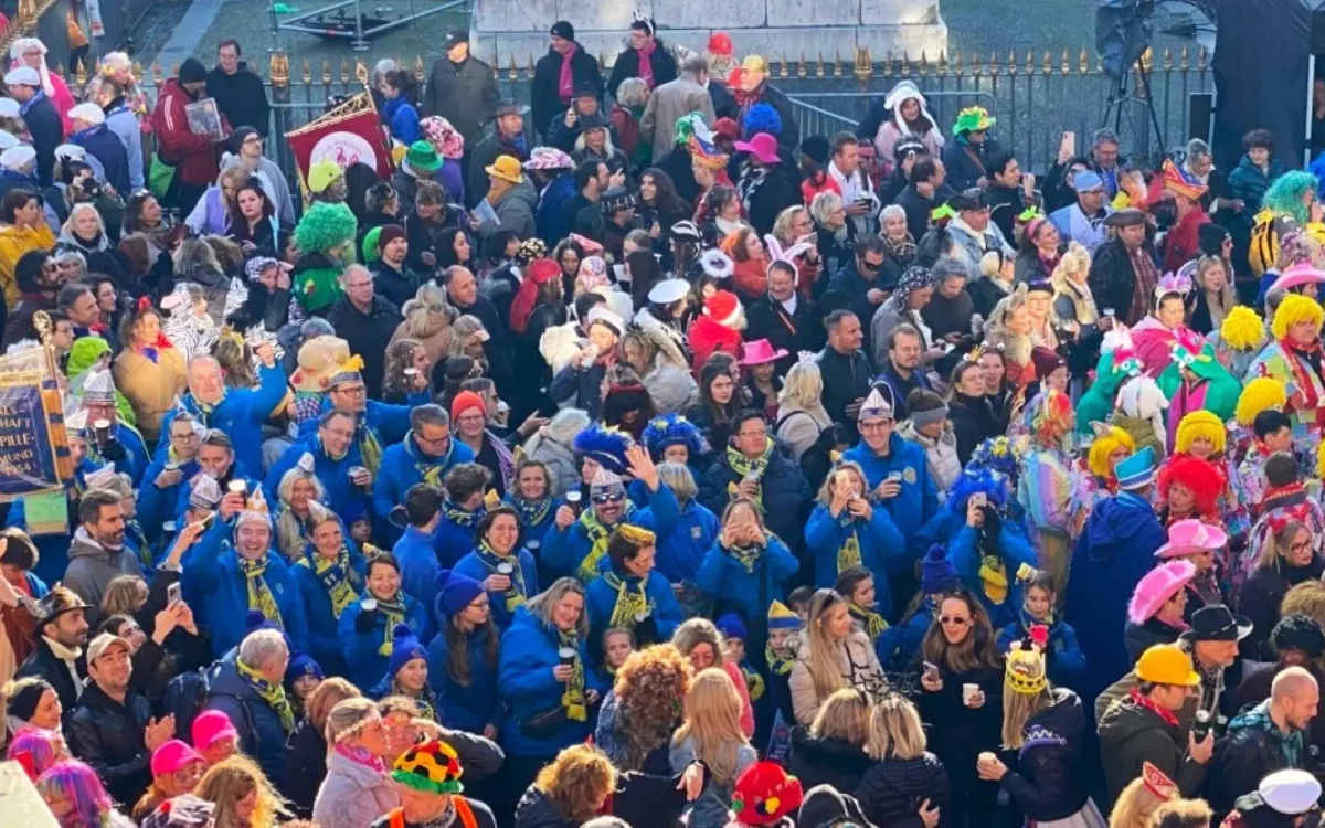 Am 11.11.2023 erschienen 50 Mitglieder des Vereins in fröhlicher Runde, alle in blau-gelb gekleidet, um sich die Hoppeditzrede in Düsseldorf nicht entgehen zu lassen. Foto: privat