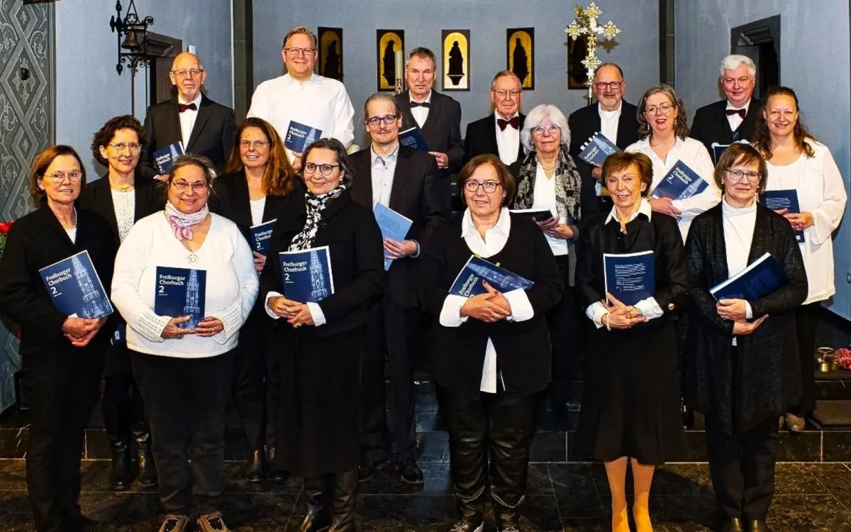 Mitglieder des St. Agnes-Chores Angermund nach einem weihnachtlichen Konzert. In der Mitte des Bildes, eingerahmt von zwei Damen, Dr. Manuel Krönung, der Leiter des Chores, Foto: St. Agnes-Chor