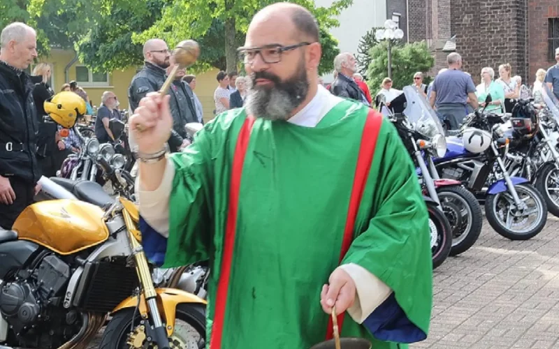 Fahrzeugsegnung beim 3. Motorrad-Sonntag in Buchholz. Foto: St. Judas Thaddäus