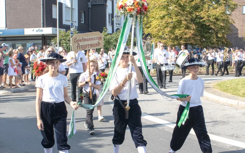 Die geschmückte „Goldene Mösch“ wird von Kindern durch Angermund getragen. Foto:vj